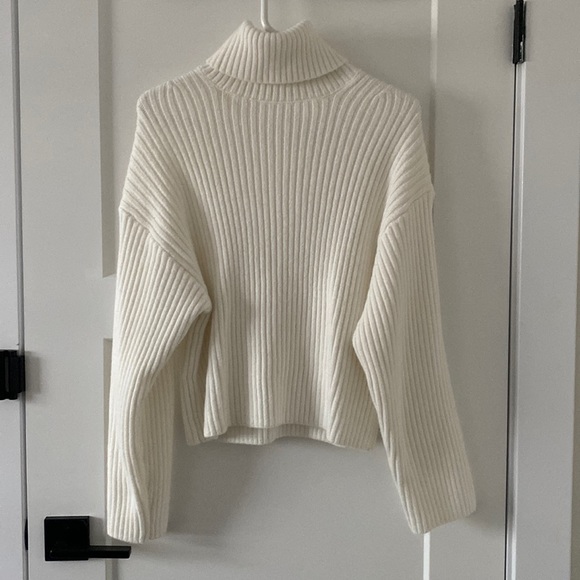 BNWT H&M turtle neck sweater ✨ - Picture 1 of 2